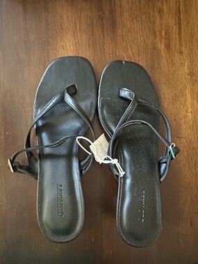 Old Navy Brand Womens Size 8.5 Black Strappy Sandals - New With Tags